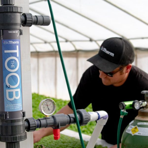 biotherm solutions toob instalado en un invernadero de lechugas