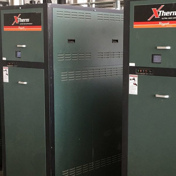 fila de calentadores de agua raypak xtherm dentro de un invernadero